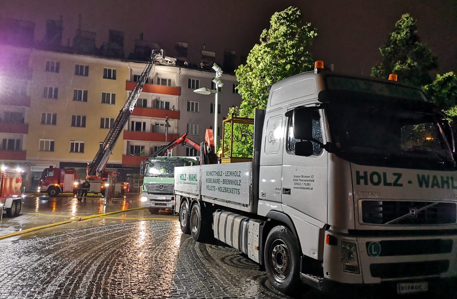 Holz Wahl LKW steht vor Wohnhaus