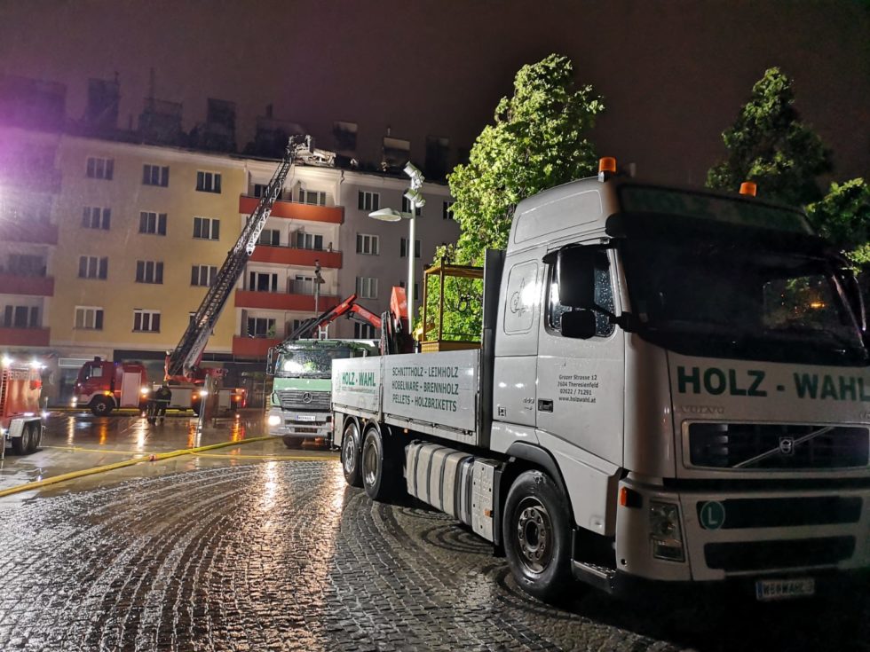 Holz Wahl LKW steht vor Wohnhaus