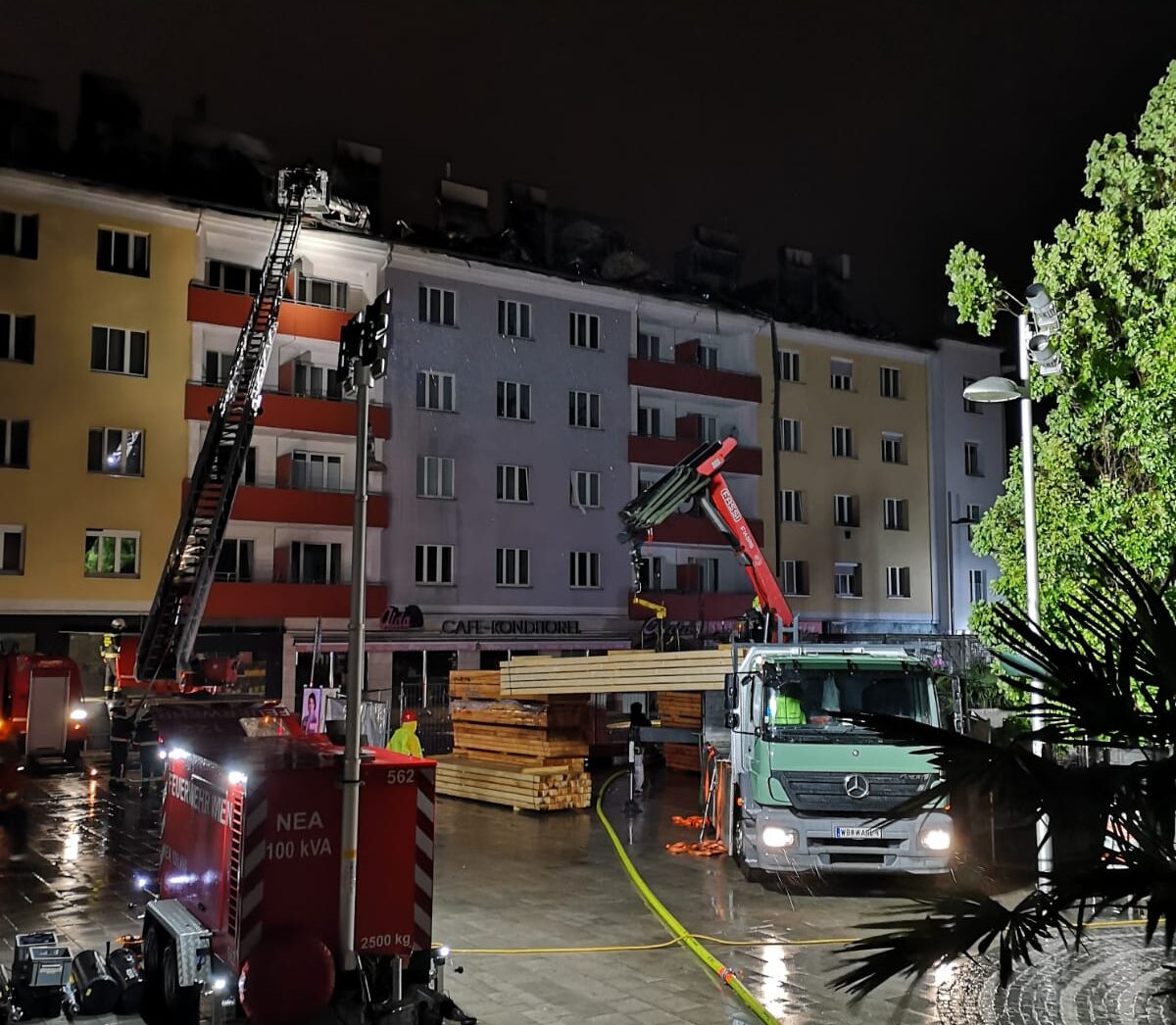 Holz Wahl LKW steht vor Wohnhaus
