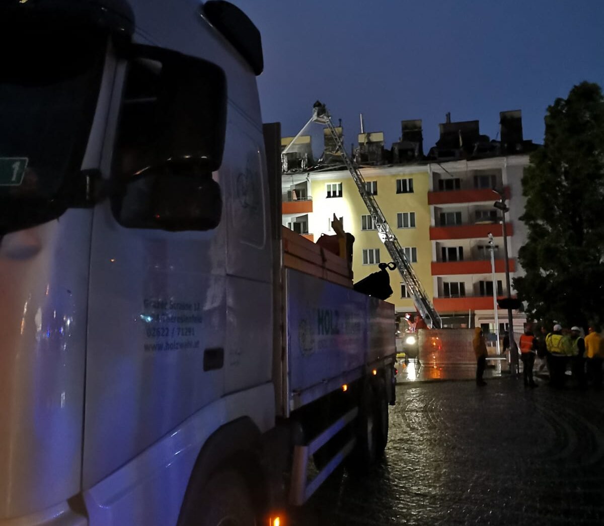 Holz Wahl LKW steht vor Wohnhaus