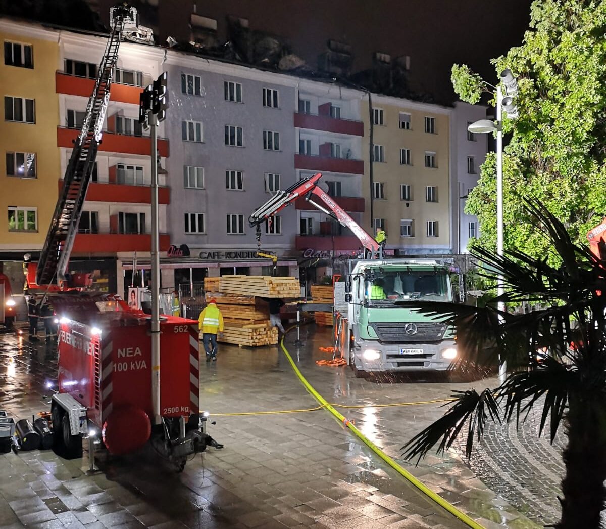 Holz Wahl LKW steht vor Wohnhaus